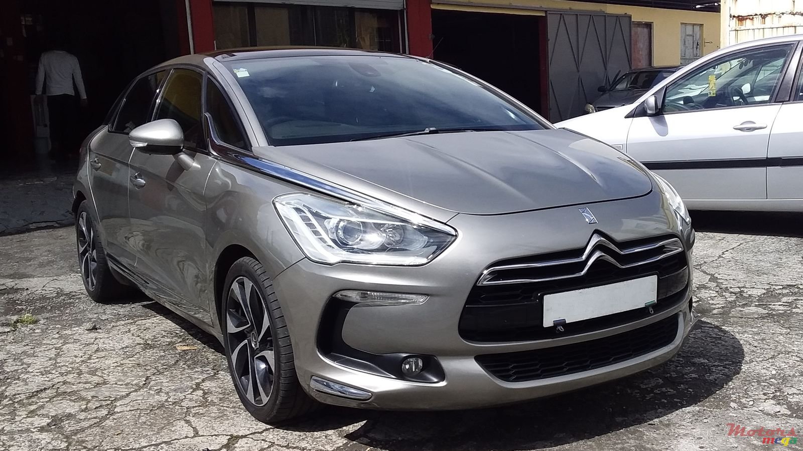 2012' Citroen DS5 photo #1