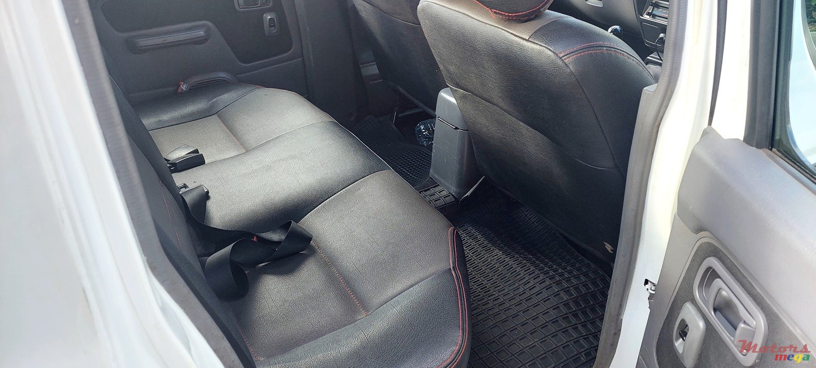 2017' Nissan Hardbody photo #2