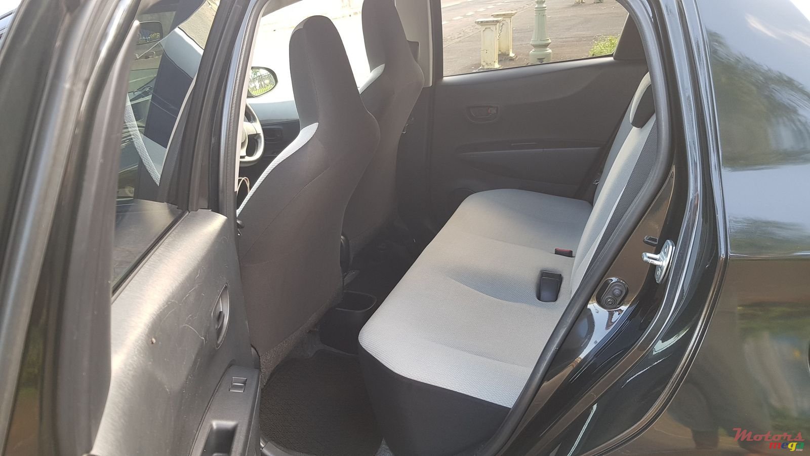 2012' Toyota Vitz photo #1