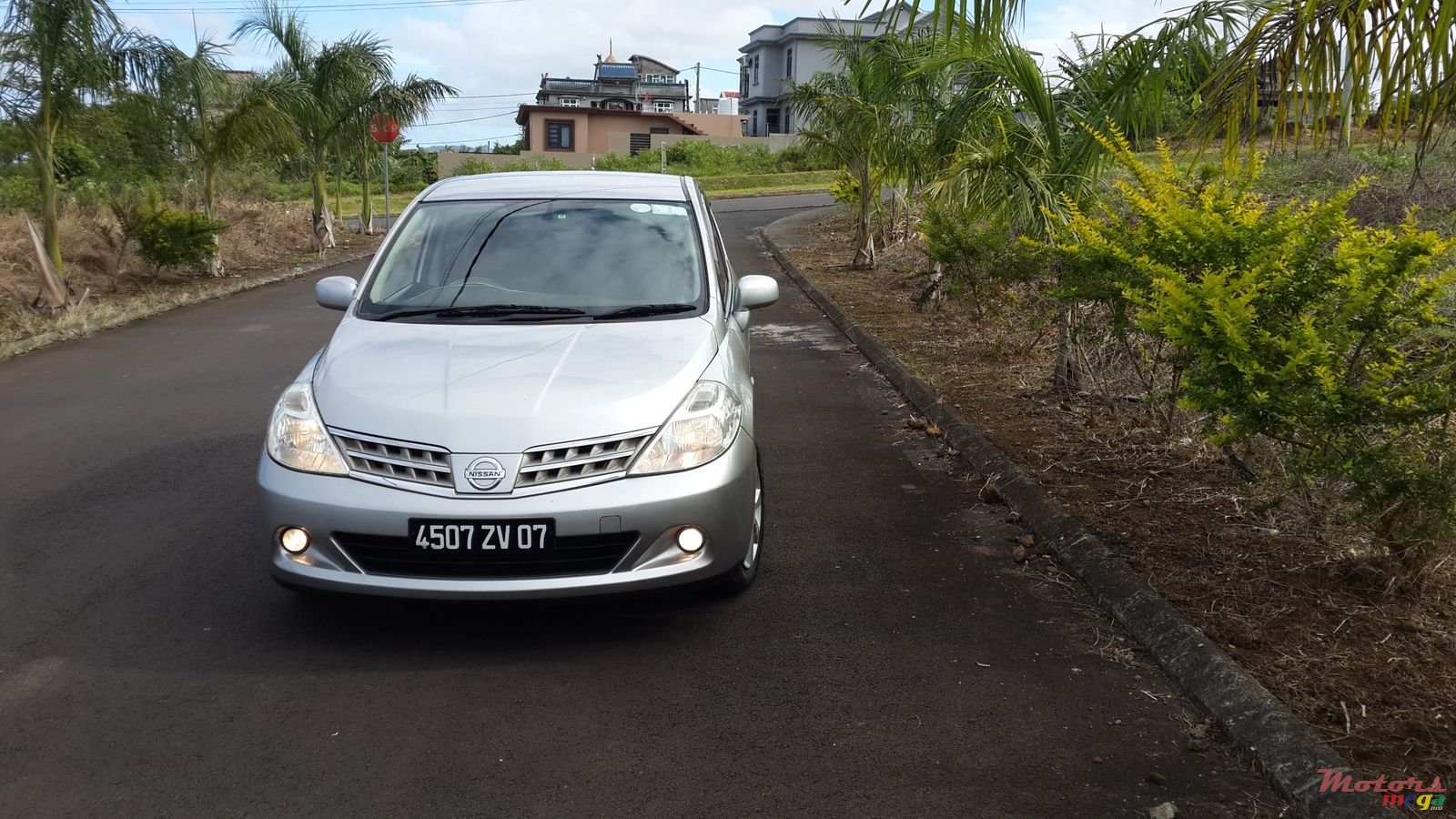 2007' Nissan Hatchback photo #2