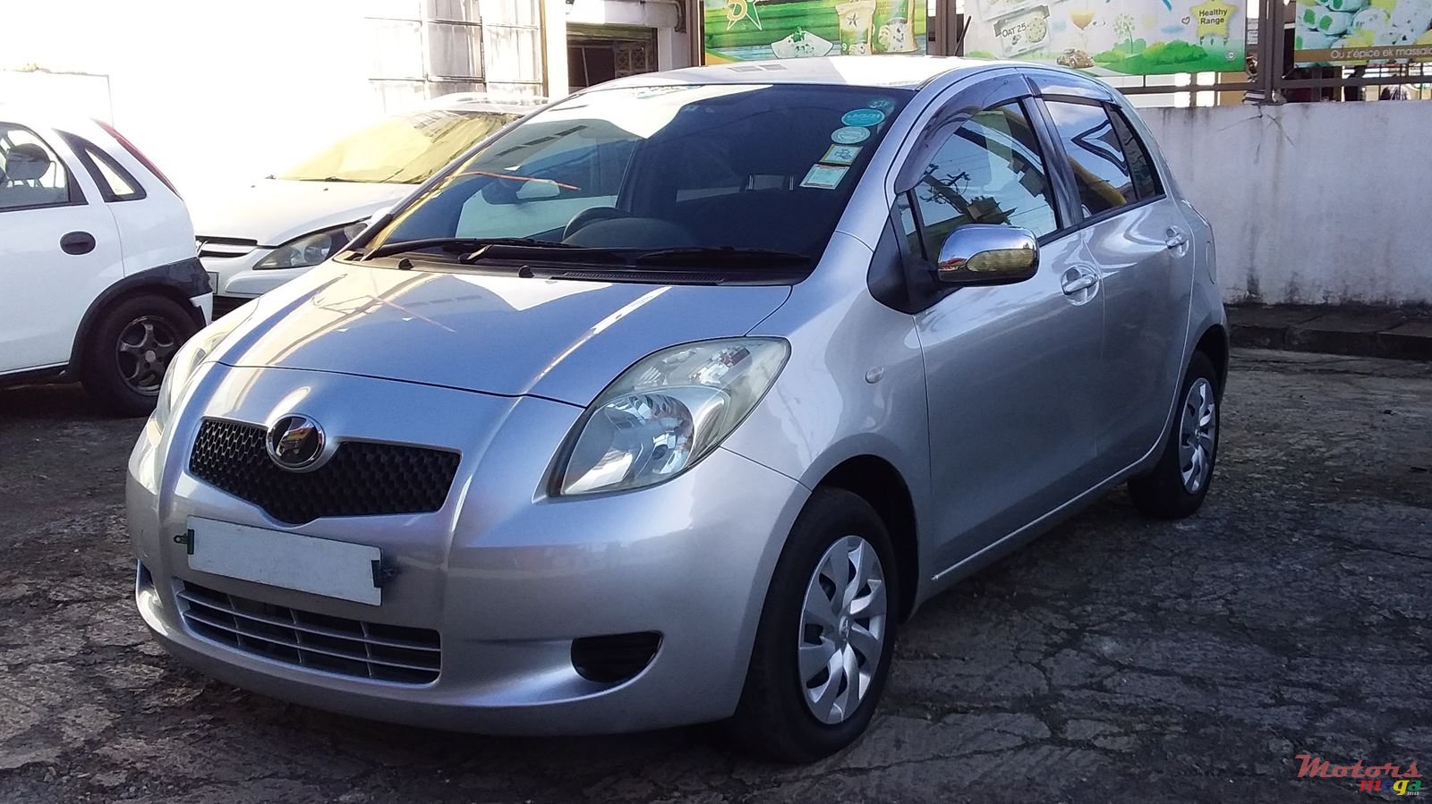 2005' Toyota Vitz photo #2
