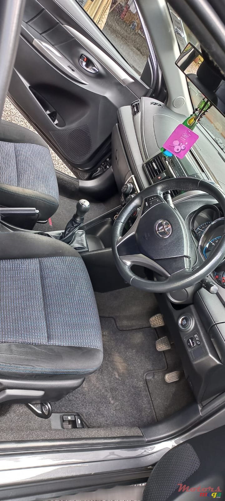 2017' Toyota Yaris photo #5