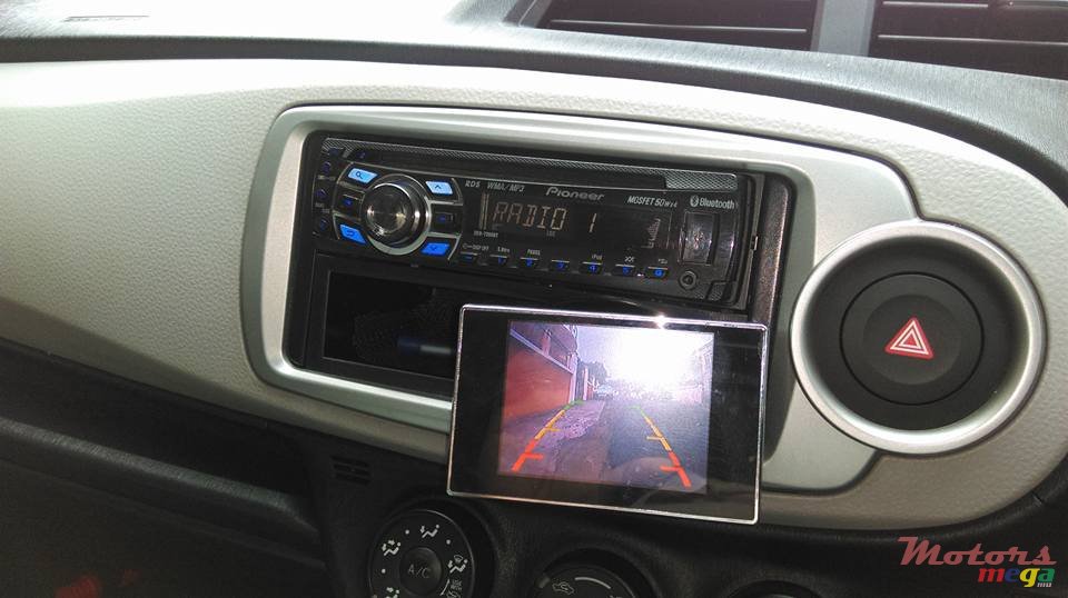 2011' Toyota Vitz 1000cc photo #7