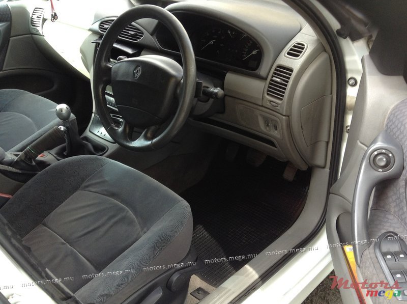 2002' Renault Laguna photo #3