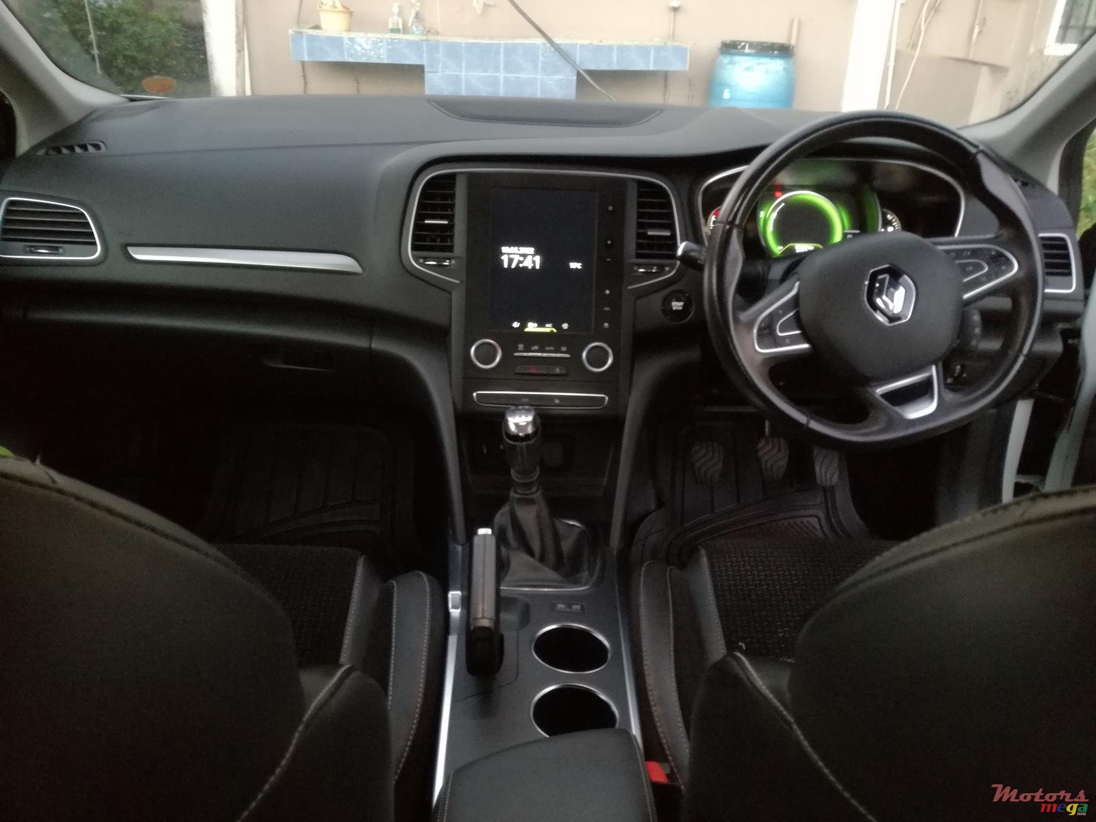 2010' Mercedes-Benz C-Class C180 blue efficiency photo #3