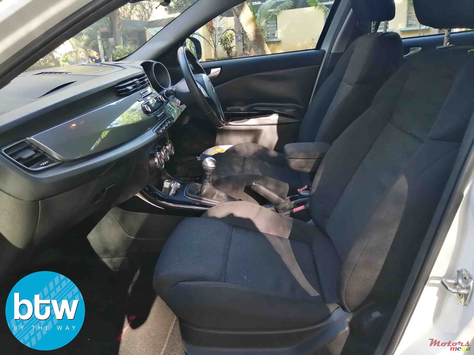 2011' Alfa Romeo Giulietta photo #6