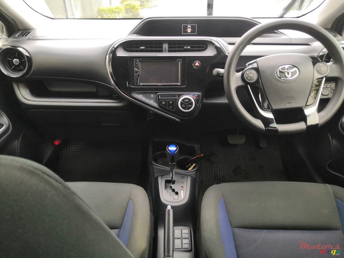 2017' Toyota Aqua New Shape photo #3