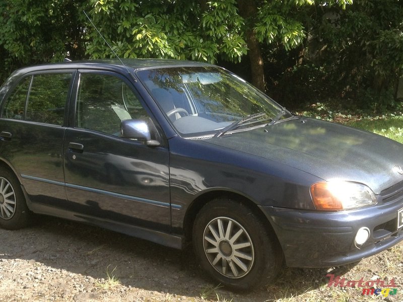 2004' Toyota Starlet photo #2