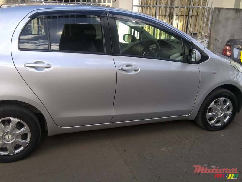 2006' Toyota Vitz photo #1