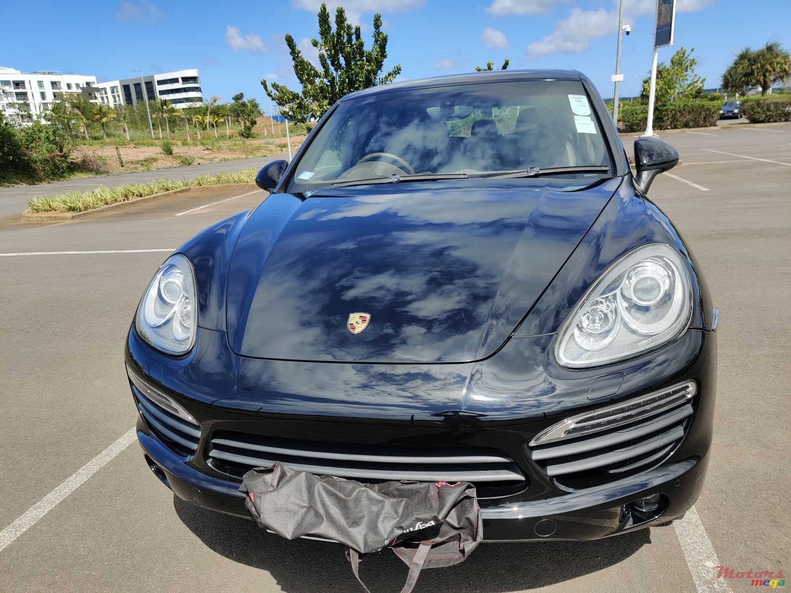 2011' Porsche Cayenne S Hybrid photo #1