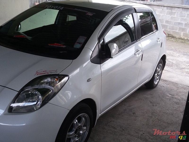 2007' Toyota Vitz photo #2