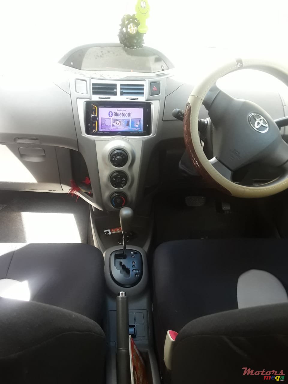 2008' Toyota Vitz photo #3