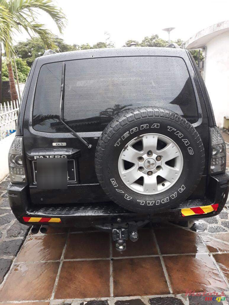 2005' Mitsubishi Pajero photo #1