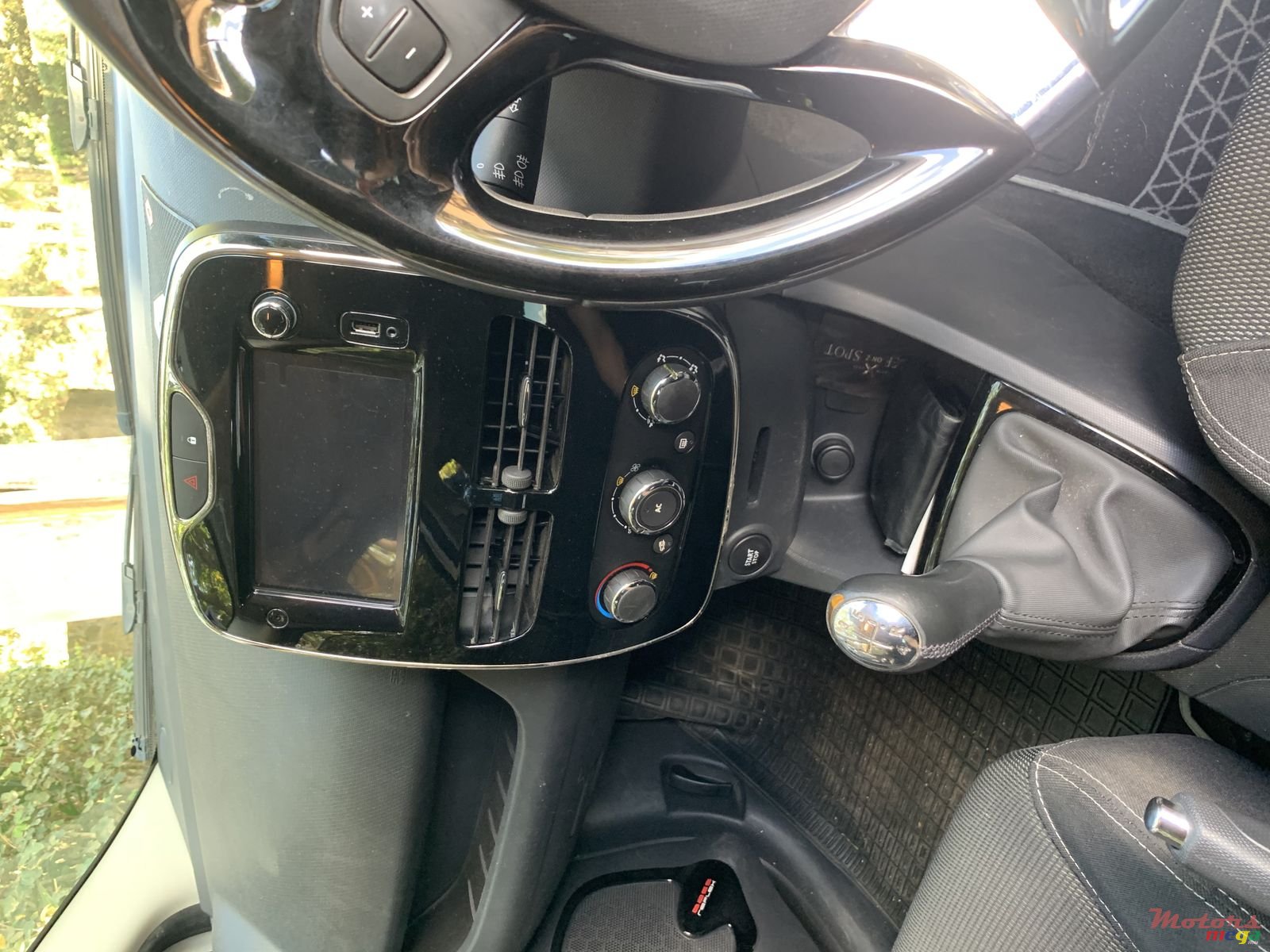 2014' Renault Clio photo #3