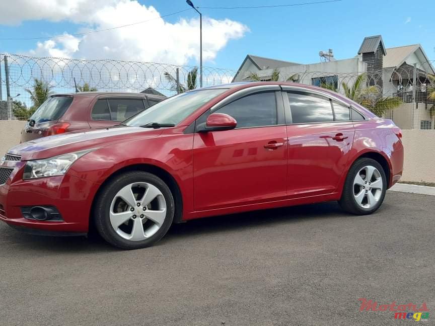 2011' Chevrolet Cruze photo #2