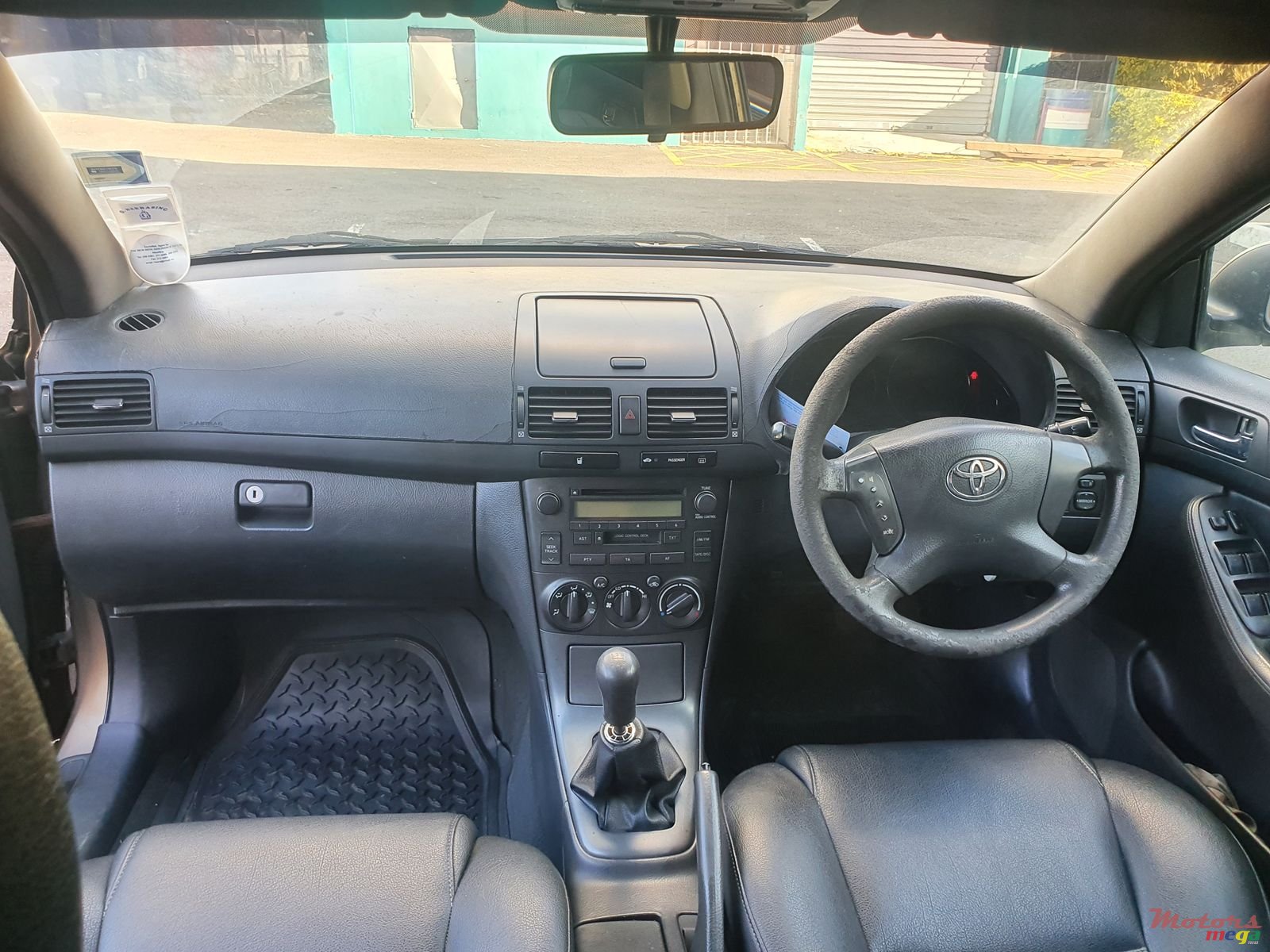 2003' Toyota Avensis photo #5