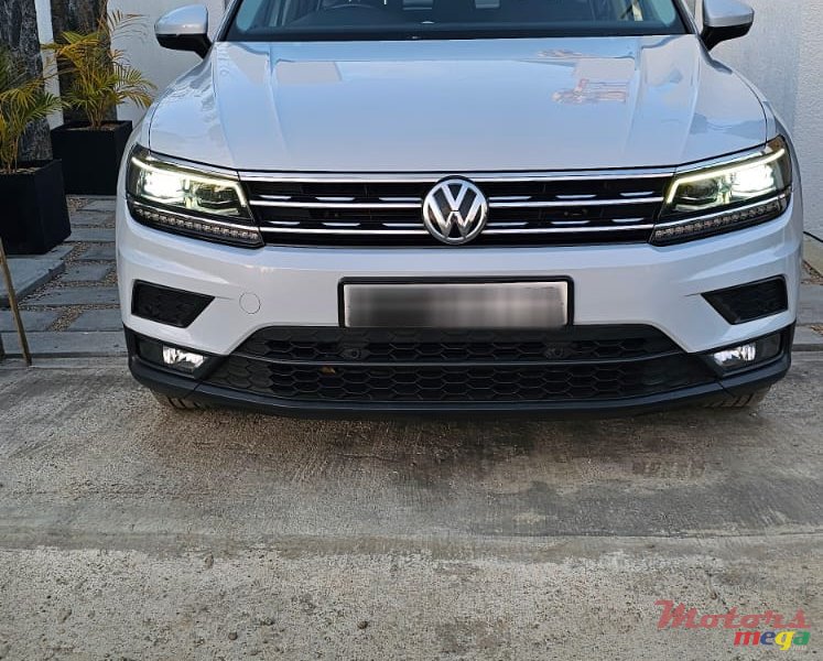 2019' Volkswagen Tiguan photo #1