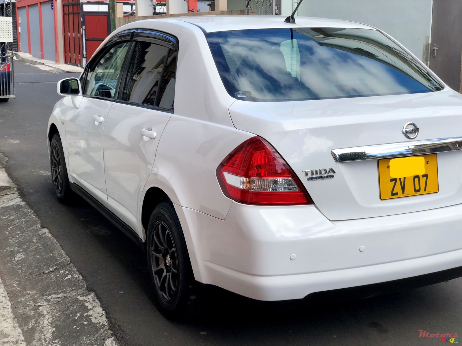 2007' Nissan Tiida Latio photo #2