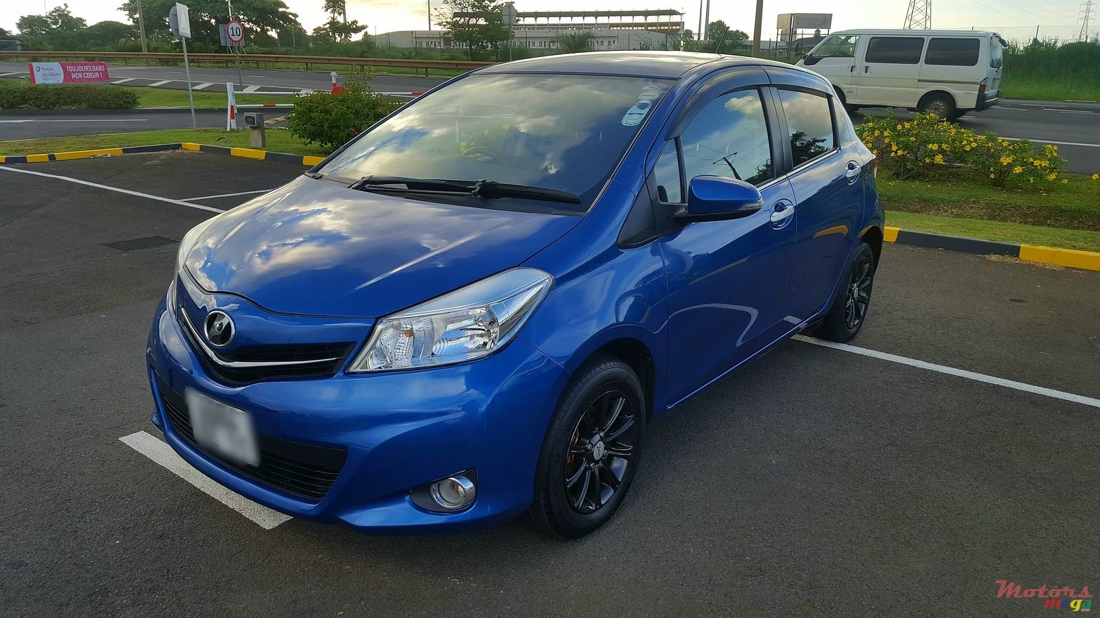 2011' Toyota Vitz photo #2