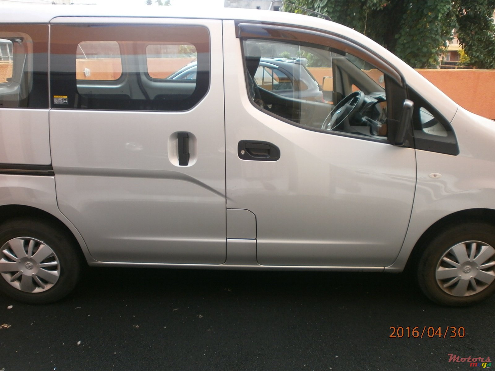 2011' Nissan NV NV200 photo #2