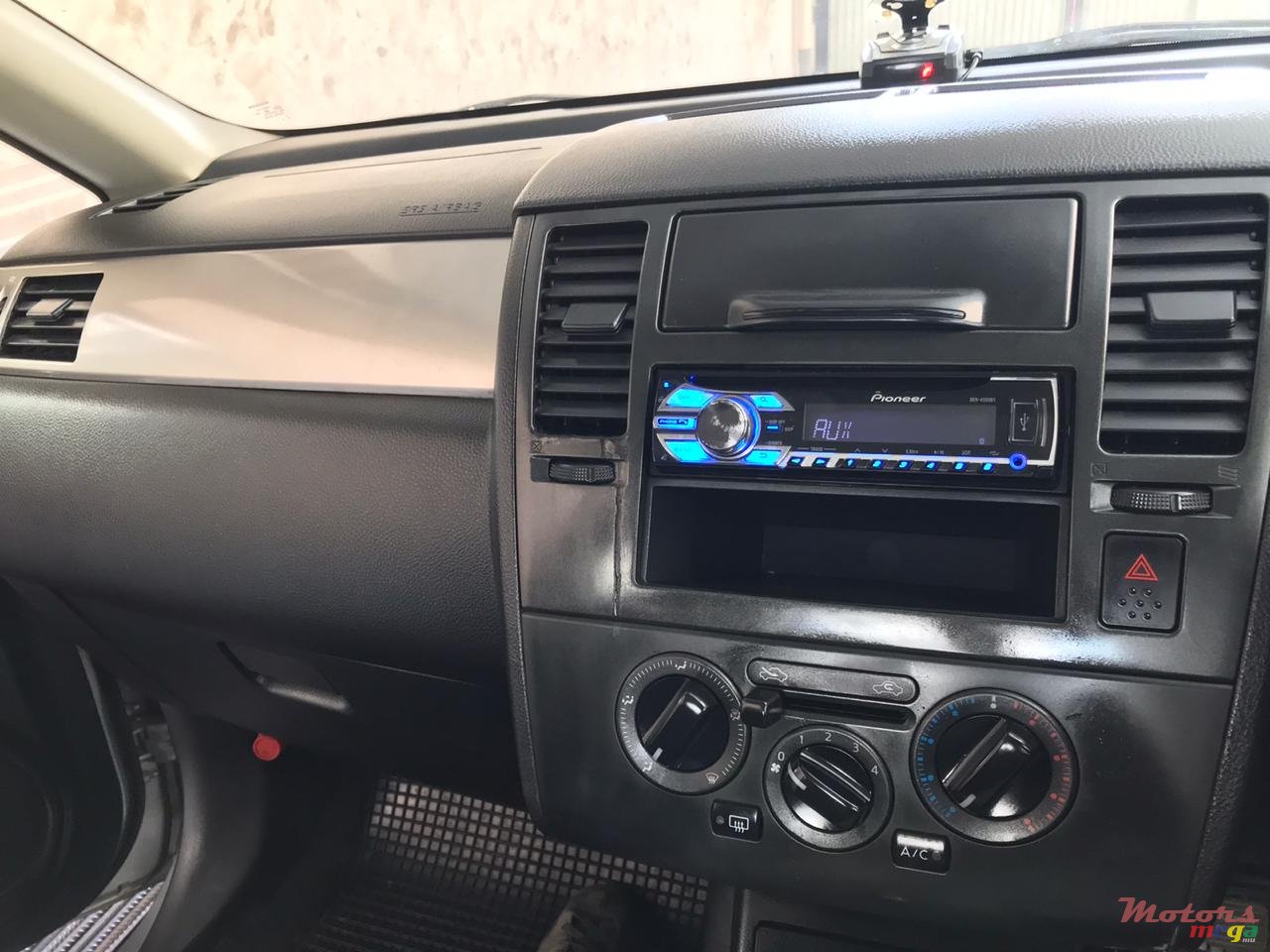 2011' Nissan Tiida photo #4