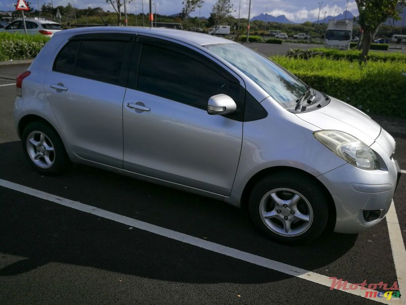 2008' Toyota Vitz photo #2