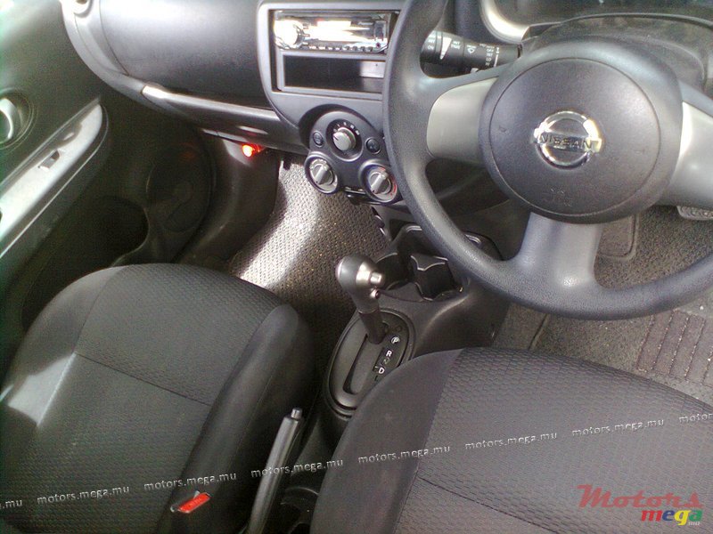 2011' Nissan photo #7