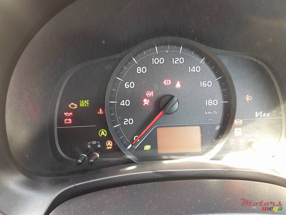 2011' Toyota Vitz photo #5