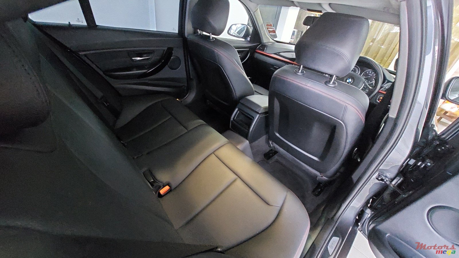 2013' BMW 316 photo #2