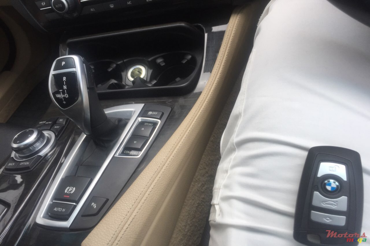 2012' BMW 520 photo #7