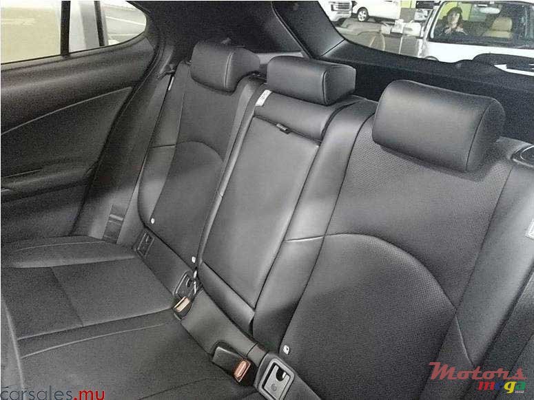 2020' Lexus UX 250h 2.0 Hybrid photo #4