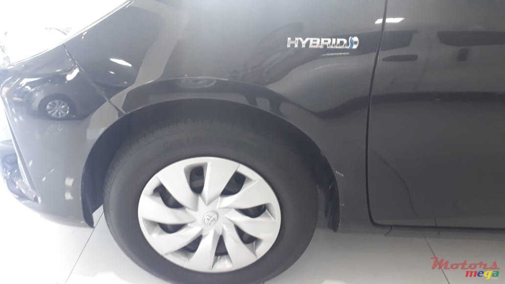 2017' Toyota Vitz Hybrid photo #5
