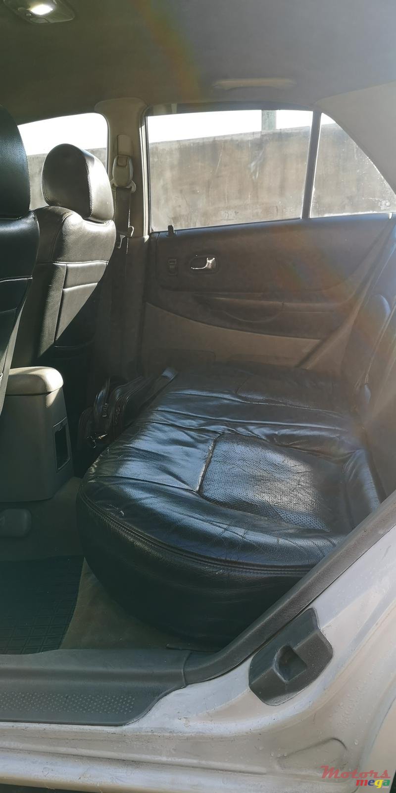 2002' Mazda 323 photo #2