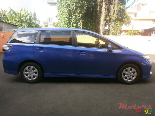 2013' Toyota WISH photo #3