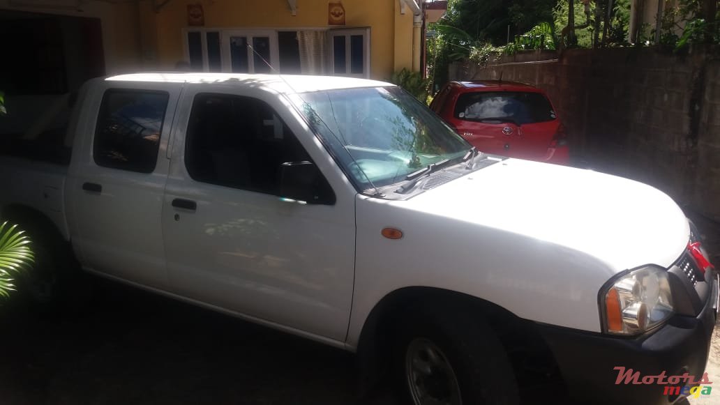 2012' Nissan NP300 photo #1