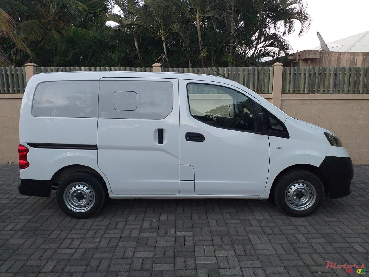 2014' Nissan NV 200 photo #1