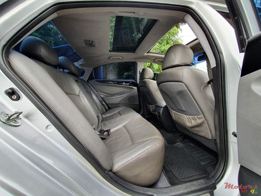 2011' Hyundai Sonata photo #6