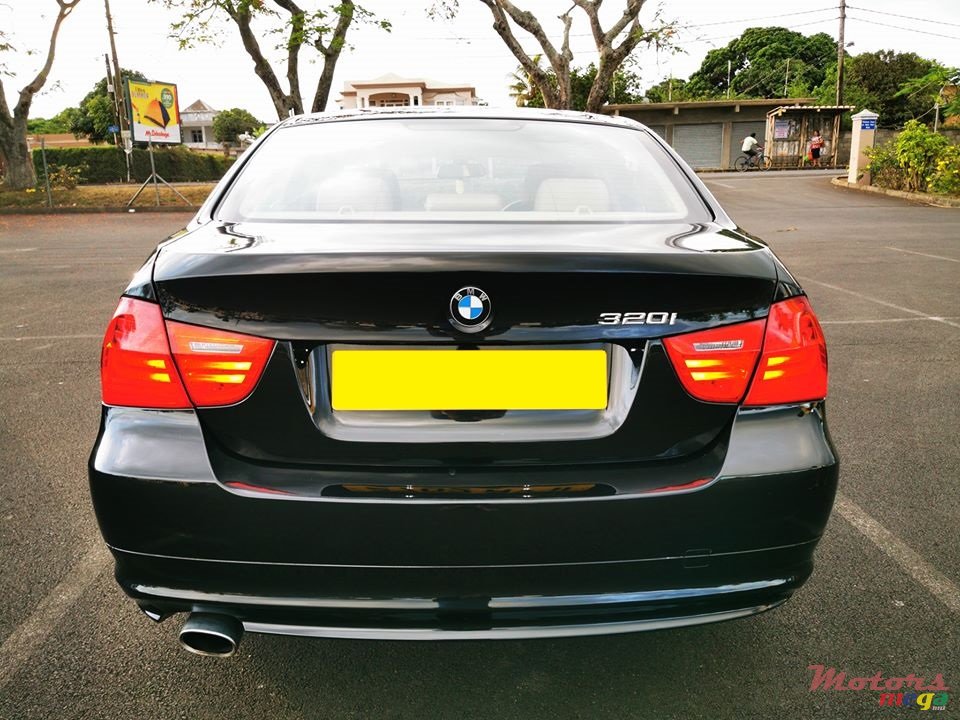 2011' BMW 3 Series 320i photo #6