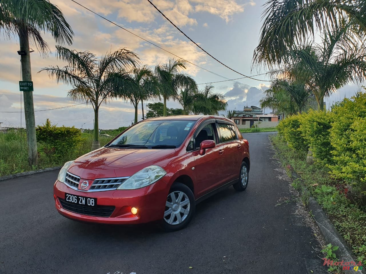 2008' Nissan Tiida Hatchback photo #1
