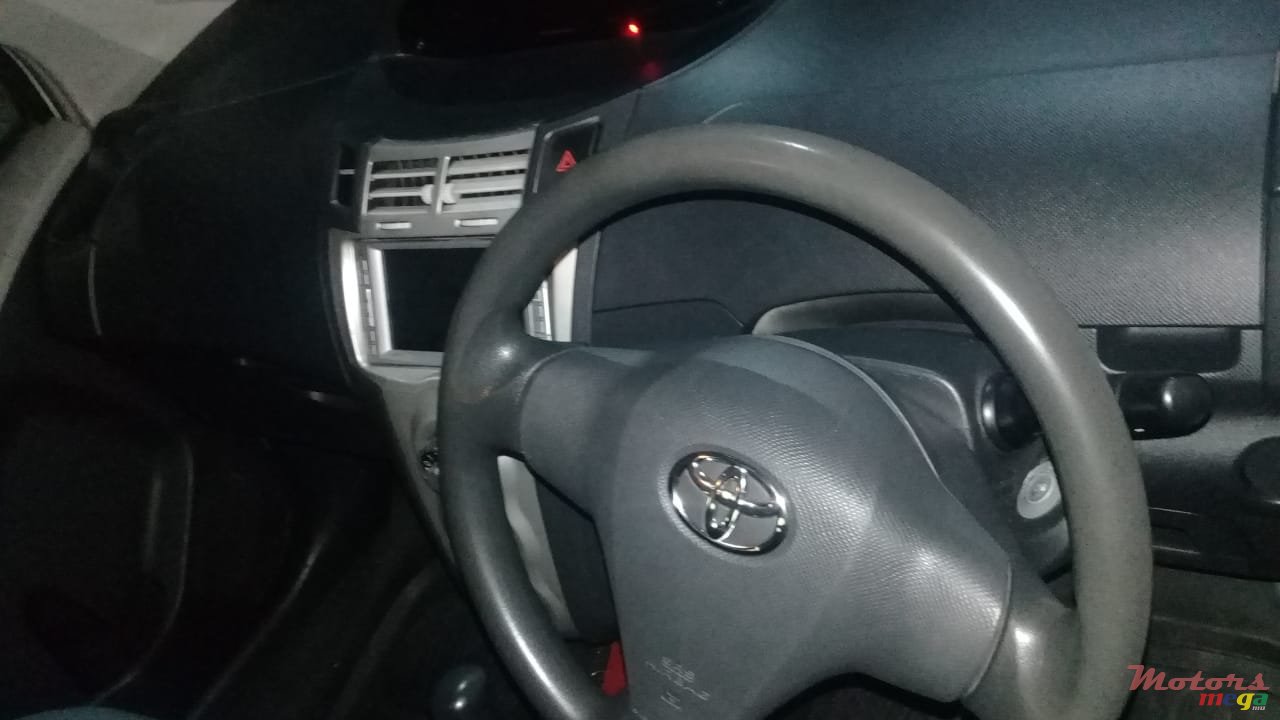 2005' Toyota Vitz photo #4