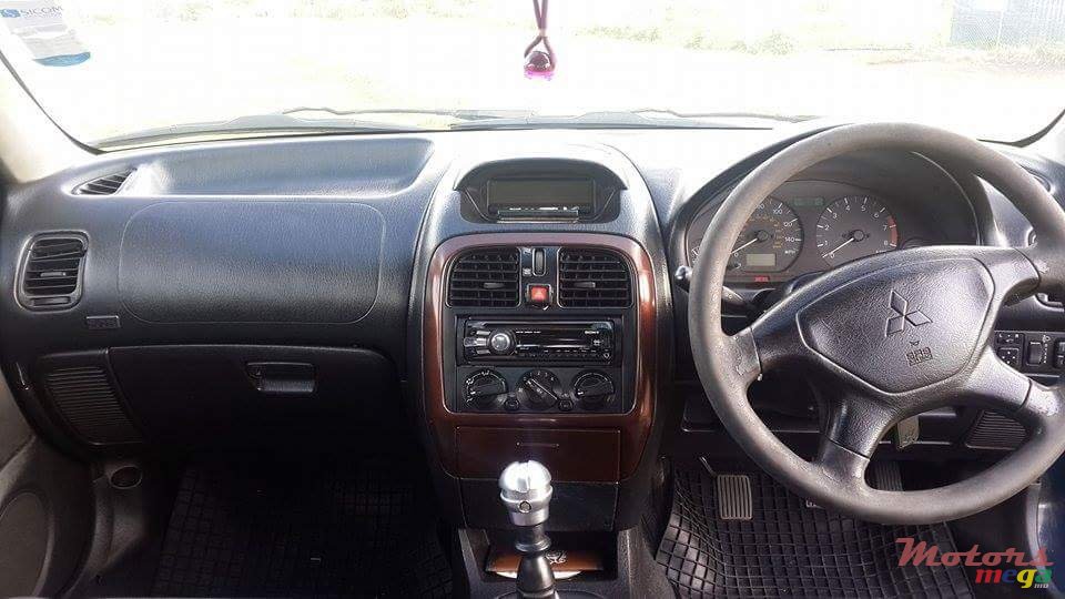 2002' Mitsubishi Carisma photo #3