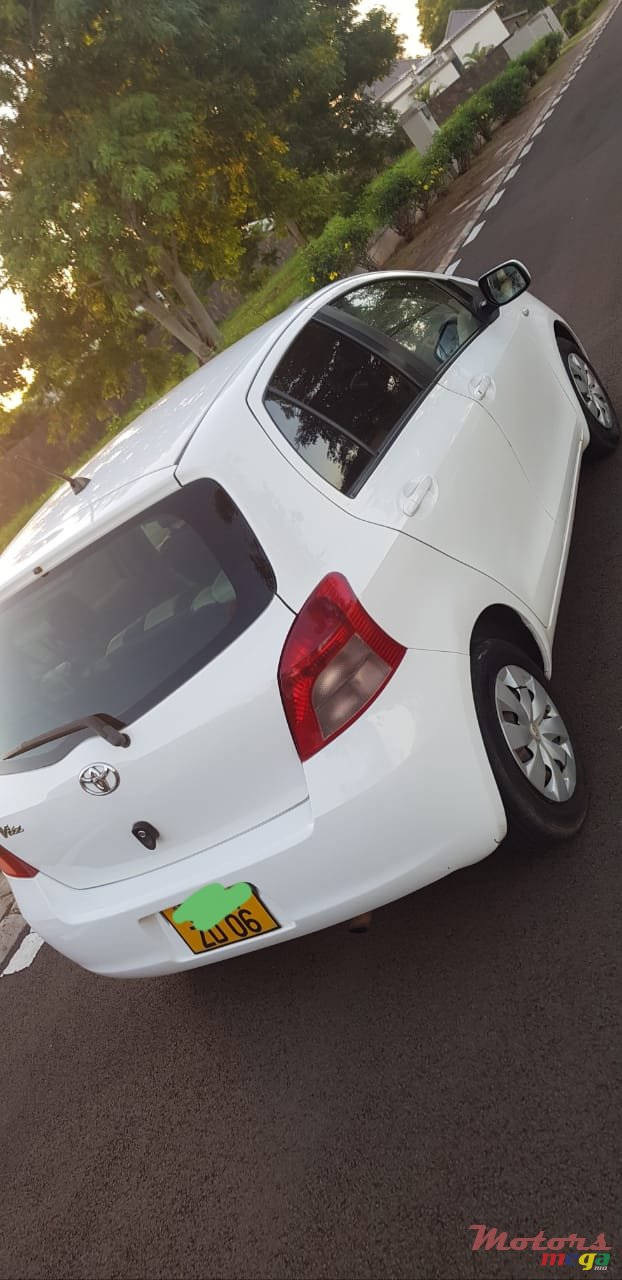 2006' Toyota Vitz photo #3