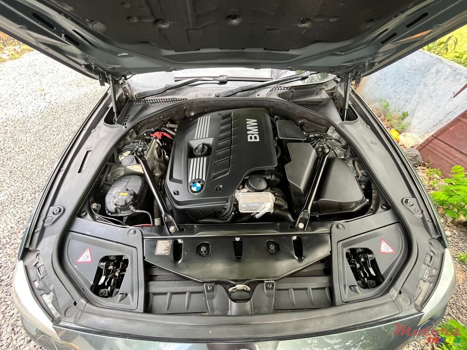 2011' BMW 523 photo #2