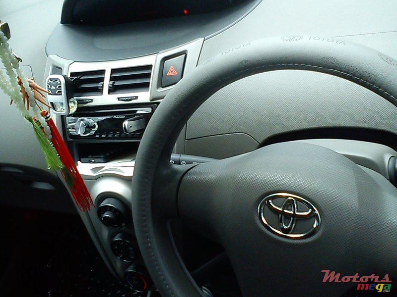 2009' Toyota Vitz photo #3