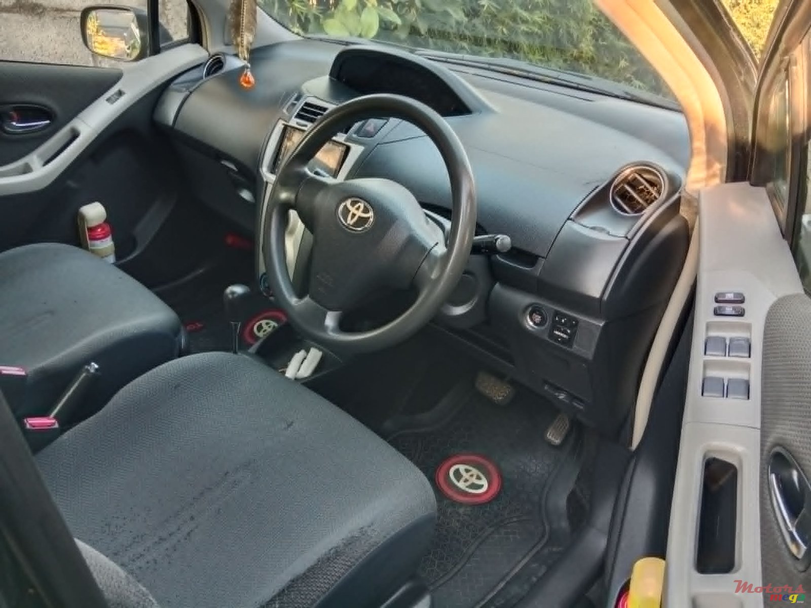 2009' Toyota Vitz AUTOMATIC GEAR photo #4