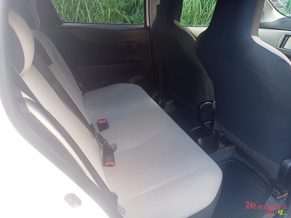 2012' Toyota Vitz 1300cc photo #3