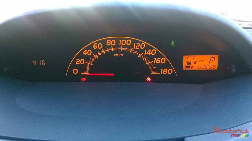 2008' Toyota Vitz photo #2