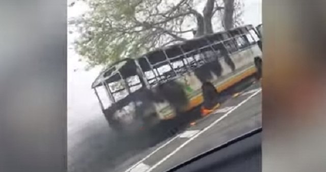 Un autobus prend feu à Cascavelle lundi après-midi
