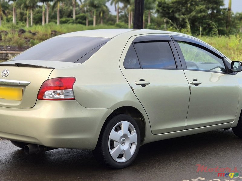 2006' Toyota Belta photo #2