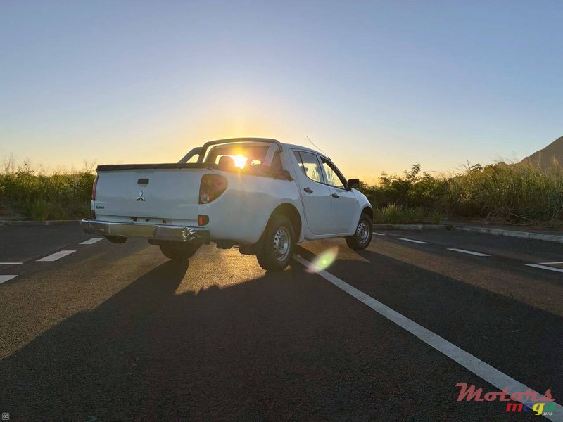 2014' Mitsubishi L200 photo #3